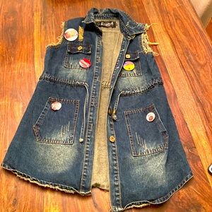 Denim sleeveless jacket with cool pins